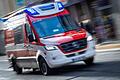 Rettungswagen.jpeg       -  Ein Rettungswagen ist mit Blaulicht im Einsatz.
