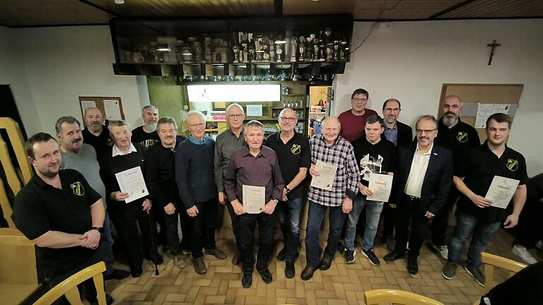 Auf dem Foto von links: Johannes Borst, Karlheinz Holzheimer, Thomas Gundalach, Willibald Back, Berthold Wendel, Albert Ebert, Josef Lippert, Andreas Heuering, Rudi Straus, Gerald Heuering, Erwin Voll, Christian Klug, Johannes Schörnich, Holger Schmitt, Klaus Greier, Christian Balling, Felix Nöth.
