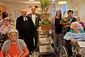 Auf dem Foto von links: Pfarrer Stier, Einrichtungsleiter Ludger Schuhmann, Betreuungsleitung Heidi Krauß und Frau Müller.