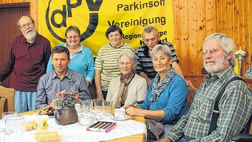 Halten zusammen: Ein Teil der Mitglieder der Parkinson Selbst-Hilfe-Gruppe Haßfurt und Umgebung. Das Bild zeigt (hinten von links) Helmut Lang, Gruppenleiterin Ursula Lang, Gudrun Marek, Ludwig Marek, (vorne sitzend von links) Gruppenleiter Franz Bäuerlein, Gertrud Lang, Mechtild von Berg-Markowski und Michael Markowski.