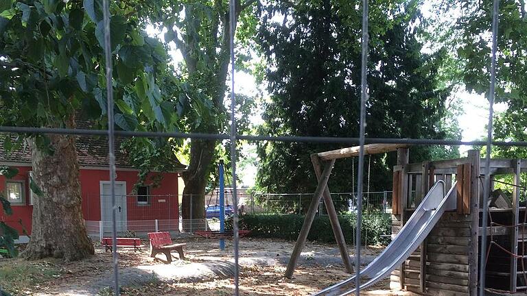 Aus und vorbei: Der wegen der brütenden und Dreck verursachenden Saatkrähen seit März gesperrte Spielplatz im Rosengarten wird ersatzlos abgebaut. Das Stadtbauamt sieht keinen Sinn darin, den Platz unter dem Brutbaum alle Jahre sperren, reinigen und wieder öffnen zu müssen.  Sebelka