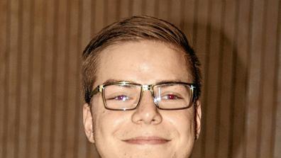 Fabian Hüllmantel macht derzeit die Ausbildung zum Fachinformatiker Anwendungsentwicklung. Im nächsten Jahr schließt er mit Unterstützung seiner Ausbildungsfirma ein Duales Studium an. Das neue Karriereprogramm für Abiturienten wäre für ihn genau richtig gewesen, künftigen Abiturienten kann er nur zuraten. Fabian Hüllmantel macht derzeit die Ausbildung zum Fachinformatiker Anwendungsentwicklung. Im nächsten Jahr schließt er mit Unterstützung seiner Ausbildungsfirma ein Duales Studium an. Das neue Karriereprogramm für Abiturienten wäre für ihn genau richtig gewesen, künftigen Abiturienten kann er nur zuraten.