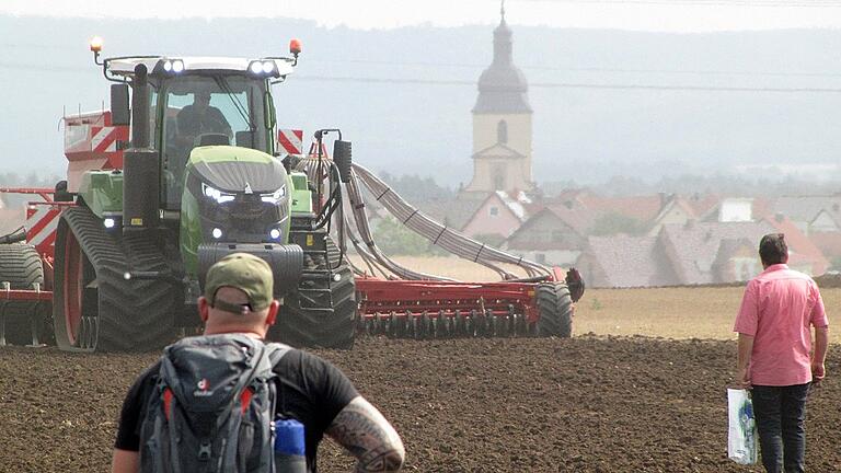 Der Live-Einsatz großer Erntemaschinen auf dem Feld und im Grünland trägt wesentlich zur Anziehungskraft des gemeinsamen Feldtag des Landtechnikherstellers Fendt und der Züchtergruppe Saaten-Union bei Wadenbrunn bei. Der Live-Einsatz großer Erntemaschinen auf dem Feld und im Grünland trägt wesentlich zur Anziehungskraft des gemeinsamen Feldtag des Landtechnikherstellers Fendt und der Züchtergruppe Saaten-Union bei Wadenbrunn bei.