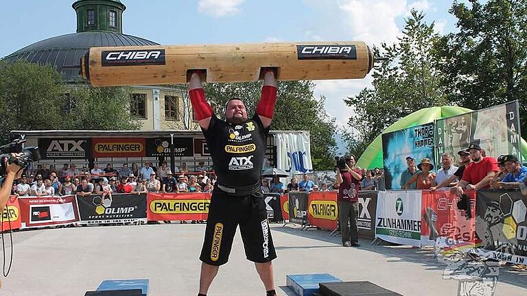 Ein wahrlich starker Mann: Sebastian Kraus aus Holzhausen wurde beim Strongman Deutschland in Bad Tölz drittstärkster Mann Deutschlands. Hier bringt er beim Giant Log 160 Kilo zur Hochstrecke.