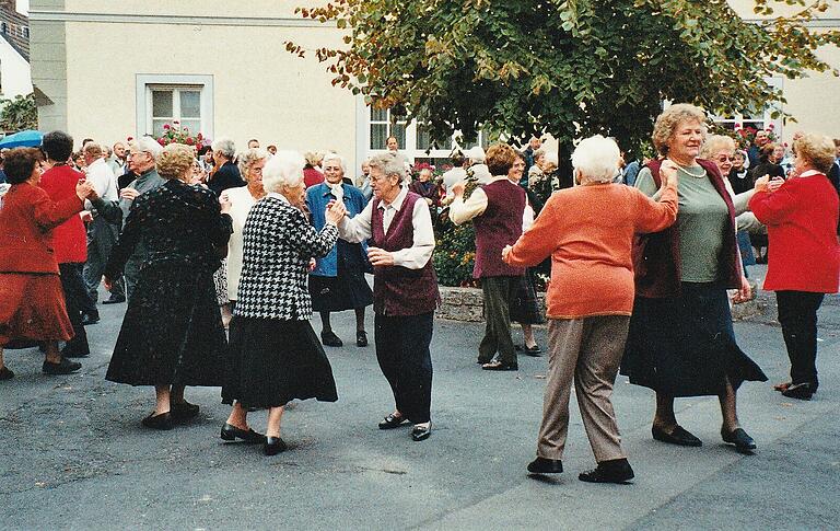 Im Jahreskalender des Seniorentanzkreises Astheim hat der Tag der offenen Höfe im Oktober einen besonderen Stellenwert. Fröhlich und beschwingt tanzt man dabei mit befreundeten Tanzkreisen seit Jahren um die Astheimer Dorflinde. Im Jahreskalender des Seniorentanzkreises Astheim hat der Tag der offenen Höfe im Oktober einen besonderen Stellenwert. Fröhlich und beschwingt tanzt man dabei mit befreundeten Tanzkreisen seit Jahren um die Astheimer Dorflinde.