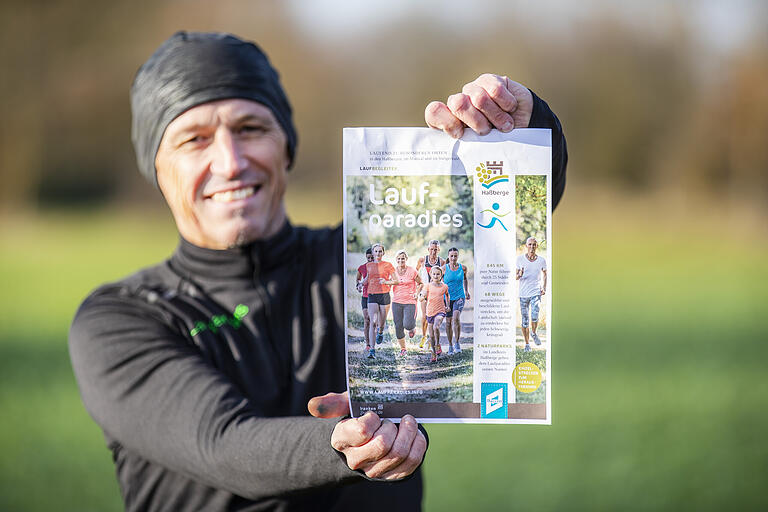 Wer hat es erfunden? Er: Marco Depner aus Knetzgau zeigt vor dem Drucktermin einen Coverseiten-Dummy der neuen Broschüre 'Laufparadies'. Wer hat es erfunden? Er: Marco Depner aus Knetzgau zeigt vor dem Drucktermin einen Coverseiten-Dummy der neuen Broschüre 'Laufparadies'.