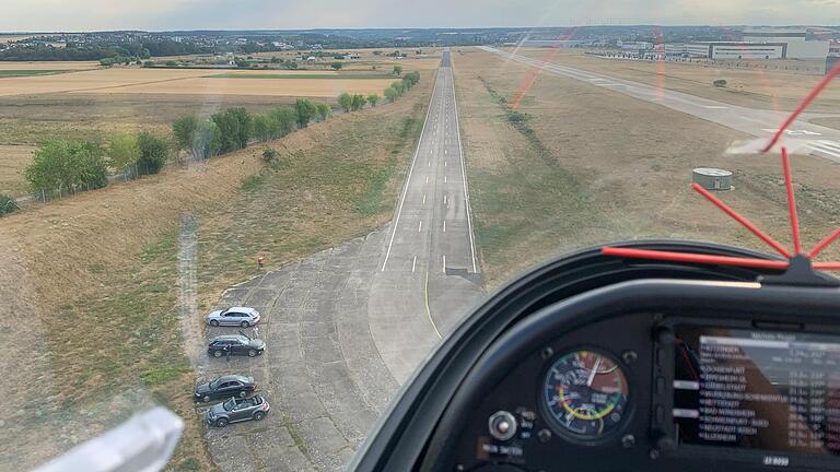 Arnulf Koch beim Landeanflug auf dem Flugplatz des LSC Kitzingen.