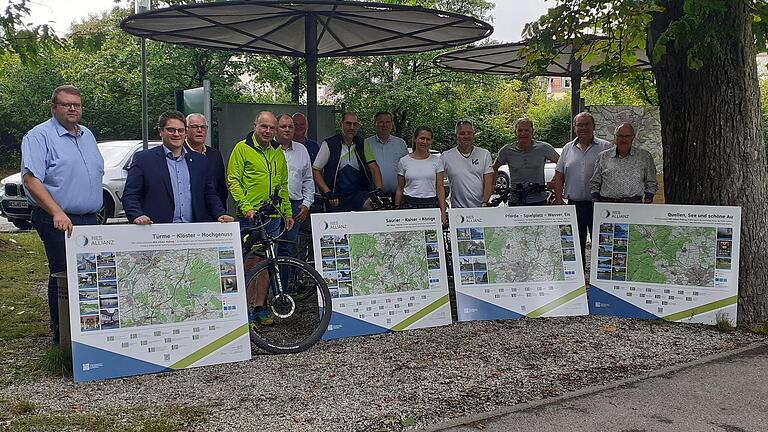 Eröffnung der vier neuen Radwege:&nbsp; Die Vertreter der Gemeinden der NES-Allianz von rechts nach links Reinhold Nöldner, Ansgar Zimmer, Michael Gottwald, Marco Heinickel, Dina Walter, Wolfgang Seifert, Holger Schmitt, Michael Wehner, Markus Gessner, Georg Straub, Norbert Klein, Johannes Hümpfner und Andreas Trägner.