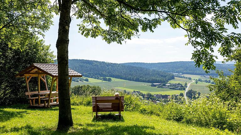 Am Lappbergkreuz lädt eine Rasthütte und eine Waldliege zum Pausemachen ein – schöne Aussicht inklusive.