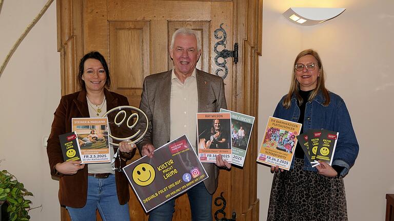 Unter dem Motto 'Kultur macht Laune' präsentierten (von links) Steffi Schleicher, Bürgermeister Günther Werner und Kulturamtsleiterin Silke Brochloß-Gerne das Frühjahrsprogramm 2025. Unter dem Motto 'Kultur macht Laune' präsentierten (von links) Steffi Schleicher, Bürgermeister Günther Werner und Kulturamtsleiterin Silke Brochloß-Gerne das Frühjahrsprogramm 2025.