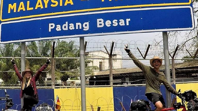 Yeah &ndash; geschafft: Das Paar an der Grenze zwischen Thailand und Malaysia.