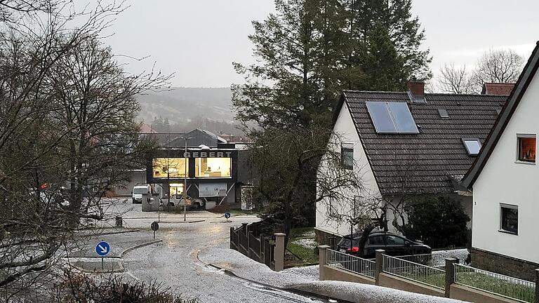Hagel nicht Schnee macht die Straße weiß. - Hagel nicht Schnee macht die Straße weiß. Hagel nicht Schnee macht die Straße weiß. - Hagel nicht Schnee macht die Straße weiß.
