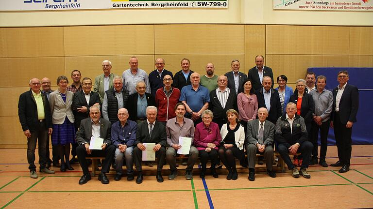 Ehrungen langjähriger Mitglieder bei der Eigenheimer-Vereinigung Bergrheinfeld-Garstadt. Das Bild zeigt die anwesenden Jubliare zusammen mit Vorstand Herbert Bergmann (links) und Bürgermeister Ulrich Werner (rechts).