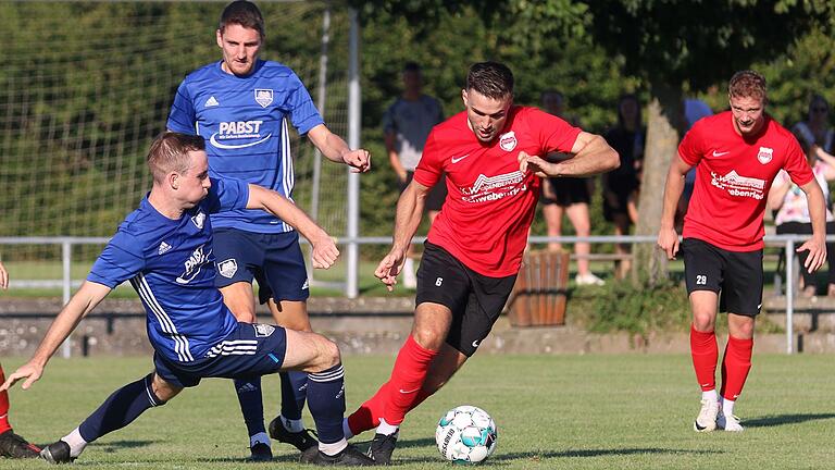 Die Spielertrainer im Duell: Felix Zöller (DJK Schwebenried/Schwemmelsbach, rechts) behauptet den Ball im Zweikampf gegen Michael Herrmann (TSV Gochsheim).