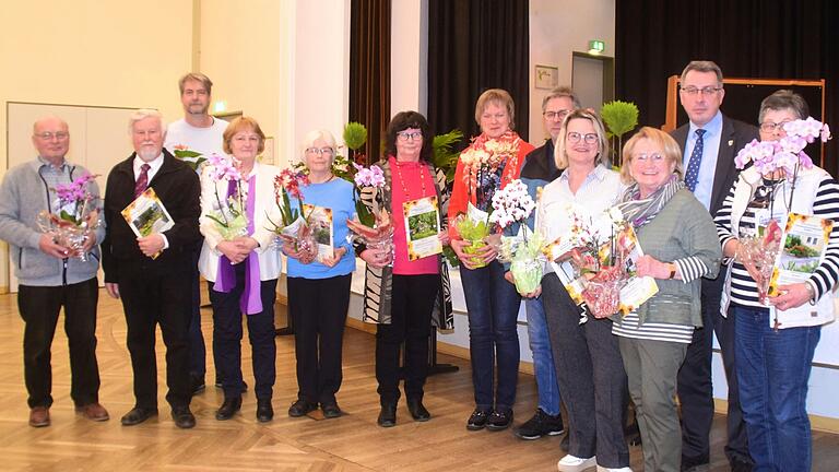 Bürgermeister Wolfgang Lampe (Zweiter von rechts) ehrte beim Blumenschmuckabend der Stadt besonders die Gartenfreunde, die 100 Punkte erreicht haben.