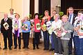 Bürgermeister Wolfgang Lampe (Zweiter von rechts) ehrte beim Blumenschmuckabend der Stadt besonders die Gartenfreunde, die 100 Punkte erreicht haben.