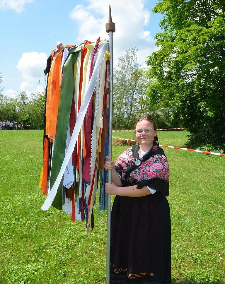 Konfirmandin Lea Barthelmes mit der bändergschmückten Spitze