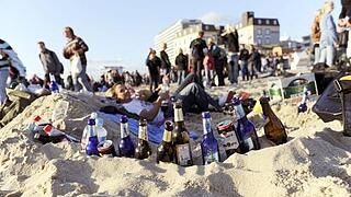 Tipps gegen die Hitze       -  ....allerdings ist nicht jede Flüssigkeit geeignet: Auf Alkohol sollten Sie bei großer Hitze verzichten. Sinnvoller sind...