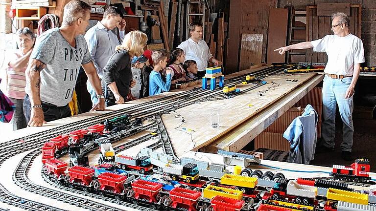 Personenzüge, Güterwaggons, Diesel- und E-Lokomotiven: Ein Anziehungspunkt für Kinder und Familien war beim TheilHeimatfest definitiv Lothar Ewald mit seinen Lego-Eisenbahnen.