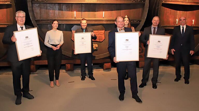 Vier fränkische Winzer bekamen von Staatsministerin Judith Gerlach im Staatlichen Hofkeller den Bayerischen Staatsehrenpreis (von links): Robert Haller (Bürgerspital), Judith Gerlach, Klaus Höfling, Herbert Müller (Weingut Kreglinger), Weinprinzessin Lisa Rüppel, Manfred Braun und Weinbaupräsident Artur Steinmann.