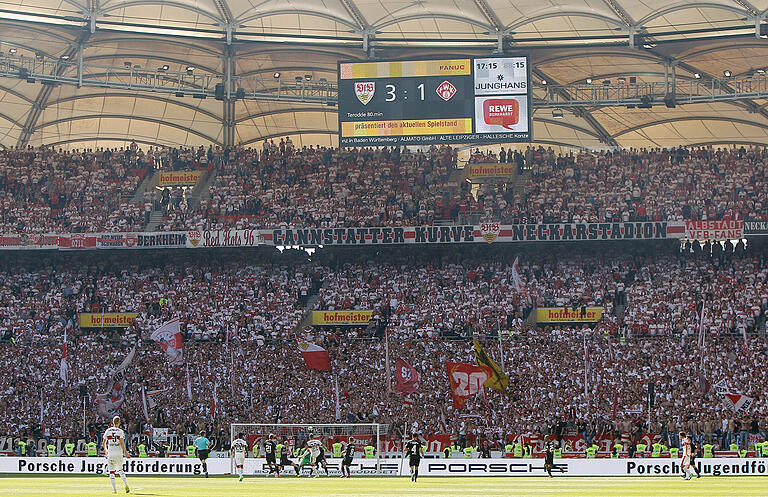 Wer genau hinschaut, sieht wie Stuttgarts Daniel Ginczek das Tor zum 4:1-Endstand für den VfB erzielt. Noch beeindruckender als das Spiel war freilich die Kulisse beim Saisonabschluss.