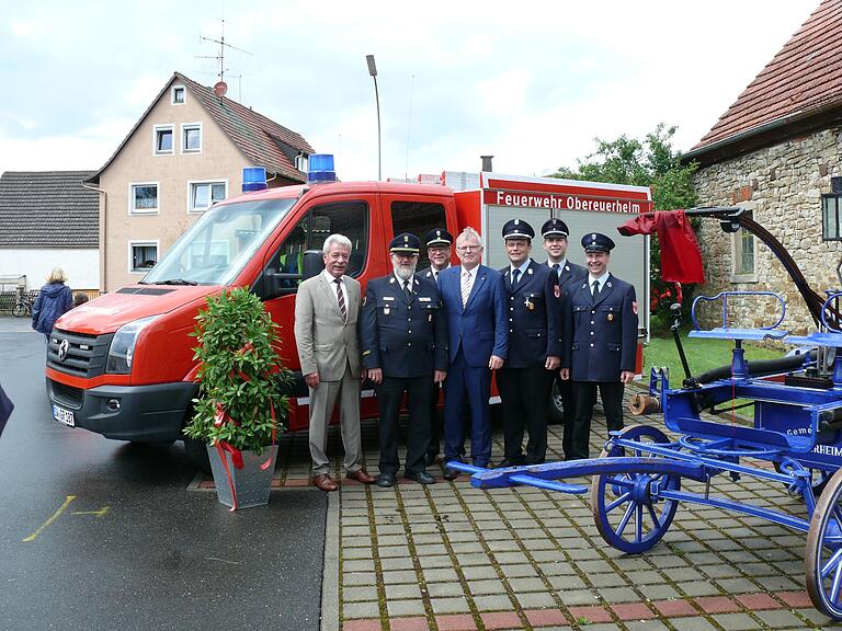 Ein großer Tag für die Feuerwehr Obereuerheim: Mit Gottes Segen wurde das neue Tragkraftspritzenfahrzeug TSF der Feuerwehr Obereuerheim im Juni 2016 versehen und bei der Feier in den Dienst zum Wohl der Gemeinde gestellt. Es freuten sich (von links): Vize-Landrat Peter Seifert, Kreisbrandinspektor Gottfried Schemm, Kreisbrandrat Holger Strunk, Bürgermeister Ewald Vögler, Kommandant Matthias Wolf, Kreisbrandrat Stefan Hauck und Vereinsvorstand Stefan Wischer.