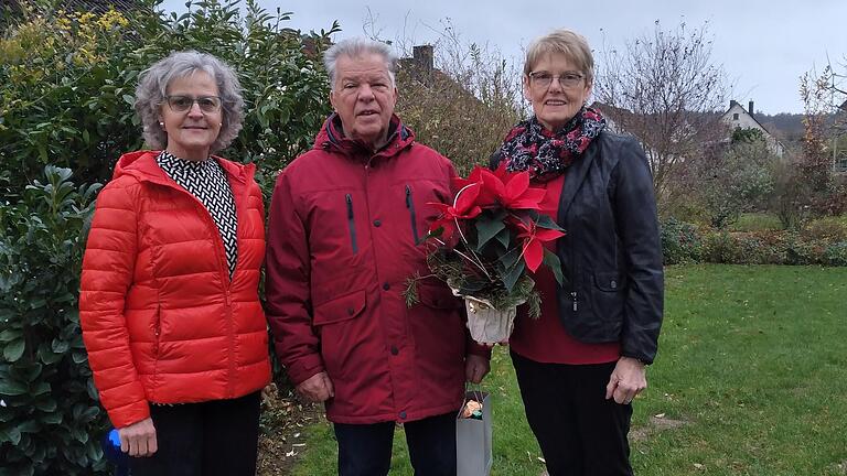 Das Foto zeigt Heidi Ott, Ortsvorsitzende,  Udo Rinkowitz, Kassier, und Sighilde Räth.