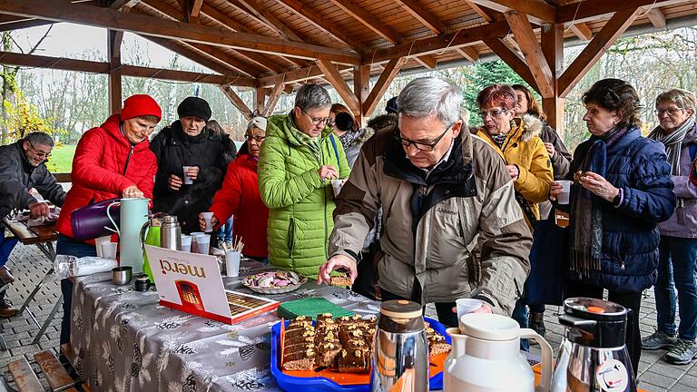 Zur Feier des dreijährigen Bestehens gab es zum Abschluss der Spazierrunde am Hochfeld Tee, selbstgemachten Eierlikör und selbstgebackenen Kuchen. Zur Feier des dreijährigen Bestehens gab es zum Abschluss der Spazierrunde am Hochfeld Tee, selbstgemachten Eierlikör und selbstgebackenen Kuchen.