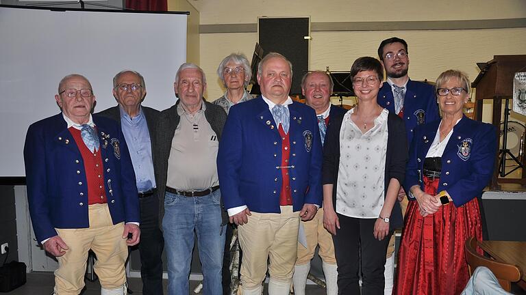 Die Gründungsmitglieder und Ehrenmitglieder sind (v. li.): Berthold Röß, Norbert Sturm, Erhard Mangold, Grete Heilinger, Alfons Gundelach, Hilmar Kehl, Stefanie Geiling (Nordbayerischer Musikbund), Jannis Seufert und Bürgermeisterin Judith Dekant. - Die Gründungsmitglieder und Ehrenmitglieder sind (v. li.): Berthold Röß, Norbert Sturm, Erhard Mangold, Grete Heilinger, Alfons Gundelach, Hilmar Kehl, Stefanie Geiling (Nordbayerischer Musikbund), Jannis Seufert und Bürgermeisterin Judith Dekant. Die Gründungsmitglieder und Ehrenmitglieder sind (v. li.): Berthold Röß, Norbert Sturm, Erhard Mangold, Grete Heilinger, Alfons Gundelach, Hilmar Kehl, Stefanie Geiling (Nordbayerischer Musikbund), Jannis Seufert und Bürgermeisterin Judith Dekant. - Die Gründungsmitglieder und Ehrenmitglieder sind (v. li.): Berthold Röß, Norbert Sturm, Erhard Mangold, Grete Heilinger, Alfons Gundelach, Hilmar Kehl, Stefanie Geiling (Nordbayerischer Musikbund), Jannis Seufert und Bürgermeisterin Judith Dekant.