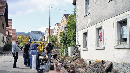 Baustelle in der Dorfstraße: In Eigenregie werden die Thermorohre von den Kilianshöfern für die gemeinschaftliche Heizanlage verlegt.