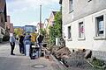 Baustelle in der Dorfstraße: In Eigenregie werden die Thermorohre von den Kilianshöfern für die gemeinschaftliche Heizanlage verlegt.