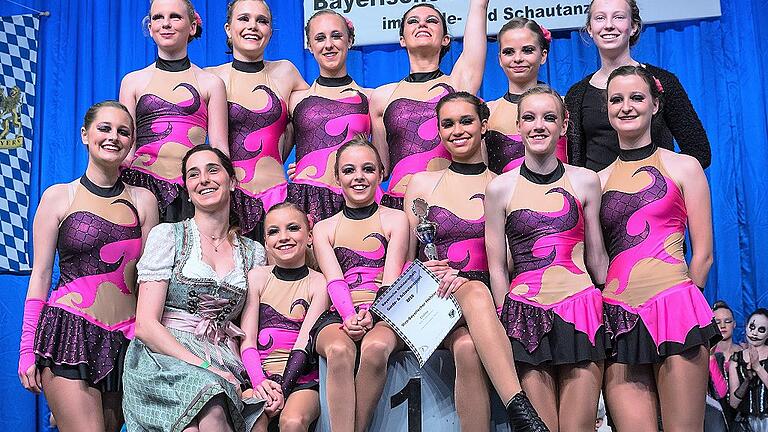 Die Tanzsportgruppe &bdquo;Chillies&ldquo; gewann erneut den Bayernpokal in der Disziplin Polka. Unser Bild zeigt (vorne, von links: Lisa-Marie Sarré, Trainerin  und Choreografin Anita Spanu, Rosa Schneider, Fiona Sandner, Jessica Leisentritt, Elisa Bergerhoff und Anna Hochrein sowie (hinten, von links): Mia Hampel, Lydia Voll, Sabrina Hertinger, Jana Weinmann, Vanessa Deißler und Hannah Kolenda.