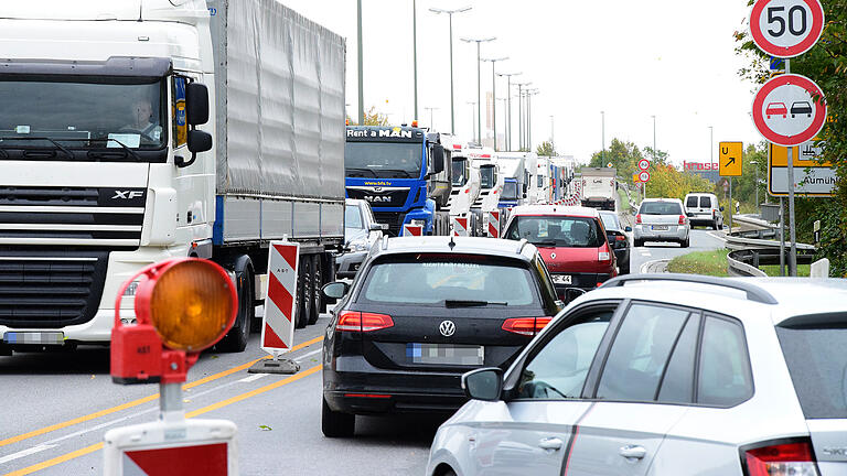 Weshalb im Würzburger Stadtgebiet derzeit Verkehrschaos herrscht       -  Nach einem Unfall mit mehreren Verletzten auf der A3 herrschte am Dienstagnachmittag im Würzburger Stadtgebiet Verkehrschaos. Hier ein Foto nach einem Unfall im Jahr 2017.