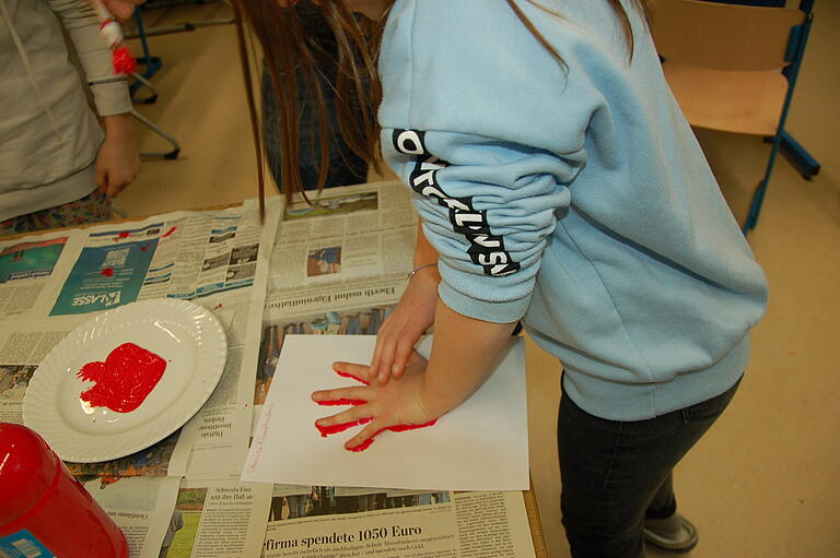 Der Montessori Trägerverein rief zum Aktionstag Red-Hand-Day in seinen sechs Einrichtungen auf. Der Montessori Trägerverein rief zum Aktionstag Red-Hand-Day in seinen sechs Einrichtungen auf.