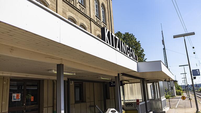 Zwei Jahre war der Kitzinger Bahnhof im Besitz einer Immobiliengesellschaft. Jetzt gehört er der Stadt, die den Stillstand an Gebäude und Umfeld beenden will.