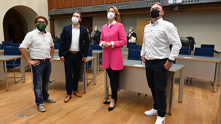 Die Direktkandidaten und die Direktkandidatin am Sonntag im Schweinfurter Rathaus beim gebannten Warten auf die Ergebnisse: (von links) Nicolas Lommatzsch (Grüne), Markus Hümpfer (SPD), Anja Weisgerber (CSU) und Daniel Stark (FDP).