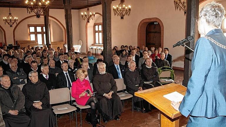 Bürgermeisterin Christine Konrad (rechts) spricht zu den Festgästen.