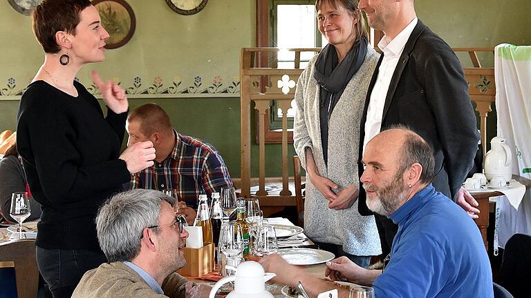 In lockerer Runde tauschten die Vertreter der einheimischen Gastronomie beim Branchenforum &bdquo;Chefs unter sich&ldquo; ihre Erfahrungen aus. Zum Forum hatte die RhönSprudel Genussakademie eingeladen.