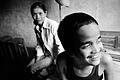 Huyn Thi Le pflegt in Vietnam ihren Sohn Nguyen Hoang Hoai, ein mutmaßliches Opfer der Agent-Orange-Abwürfe während des Vietnamkrieges.   Foto: Till Mayer