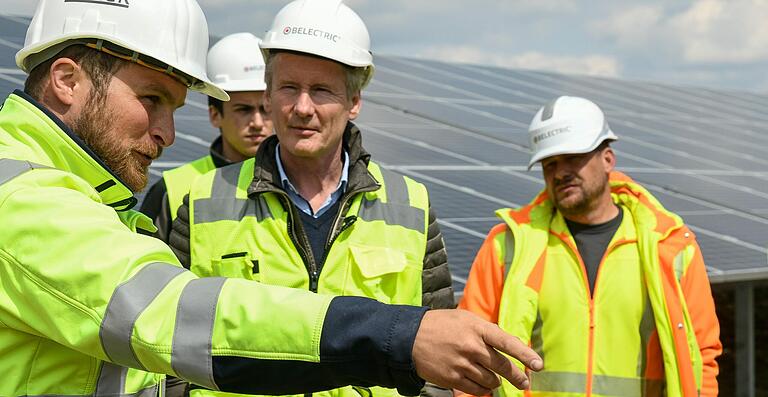 Je größer die Solaranlage, desto besser: Davon ist Ingo Alphéus (Zweiter von rechts) überzeugt, Vorsitzender der Geschäftsführung der mainfränkischen Solarpark-Firma Belectric. Das Bild zeigt ihn im Mai bei der Besichtigung der&nbsp;Freiflächen-Photovoltaikanlage in Herlheim im Kreis Schweinfurt.