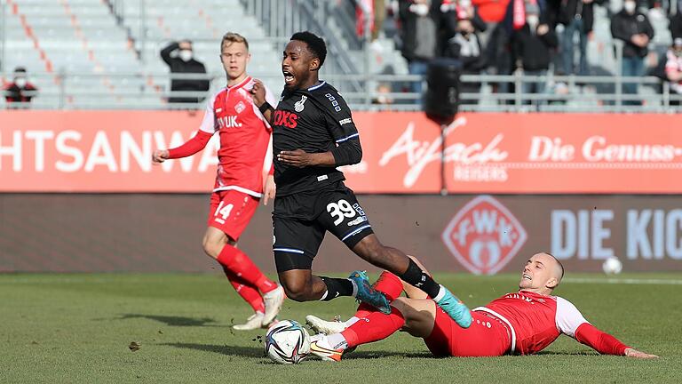 Kickers-Abwehrmann Tobias Kraulich holt John Yeboah von den Beinen. Schiedsrichter Franz Bokop entschied daraufhin auf Strafstoß.