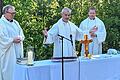 Bei einem Feldgottesdienst auf der Grünfläche am Birkenkreuz in der Balthasar-Neumann-Kaserne mit Leitendem Militärdekan (LMD) Artur Wagner (links) und seinem Nachfolger Alexander Prosche (rechts) verabschiedete sich der katholische Militärpfarrer Andreas Rüdiger aus Veitshöchheim.
