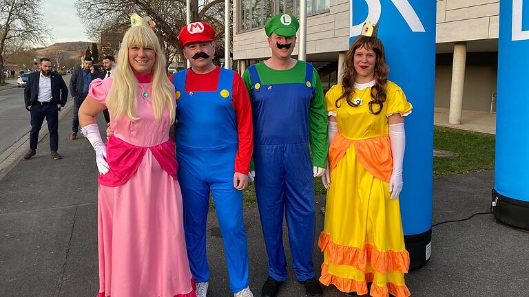Auch Super Mario (Markus Schneider), Luigi (Sven König), Prinzessin Peach (Kathrin Schneider) und Daysi (Bianca Böhlmann) sind nach Veitshöchheim gekommen.
