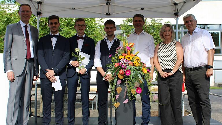 Als Jahrgangsbeste wurden (ab Zweiter von links) Luca Bauer (Notendurchschnitt 1,0), Christoph Groß (1,0) und Lukas Reimann (1,1) ausgezeichnet. Dazu gratulierten Schulleiter Robert Jäger (links) sowie Oberstufenkoordinator Wolfgang Fell, die stellvertretende Landrätin Eva Böhm und Bürgermeister Michael Kraus (von rechts). Als Jahrgangsbeste wurden (ab Zweiter von links) Luca Bauer (Notendurchschnitt 1,0), Christoph Groß (1,0) und Lukas Reimann (1,1) ausgezeichnet. Dazu gratulierten Schulleiter Robert Jäger (links) sowie Oberstufenkoordinator Wolfgang Fell, die stellvertretende Landrätin Eva Böhm und Bürgermeister Michael Kraus (von rechts).