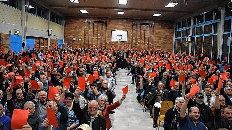 Klare Meinung: Bei der außerordentlichen Versammlung des Verbandes der Spessartforstberechtigten zeigten die rund 550 Besucher in der Weibersbrunner Turnhalle bei einer symbolischen Abstimmung einem möglichen Nationalpark im Spessart nahezu geschlossen die „Rote Karte“. Klare Meinung: Bei der außerordentlichen Versammlung des Verbandes der Spessartforstberechtigten zeigten die rund 550 Besucher in der Weibersbrunner Turnhalle bei einer symbolischen Abstimmung einem möglichen Nationalpark im Spessart nahezu geschlossen die „Rote Karte“.