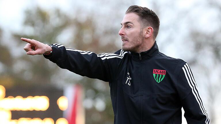 Nach oben? Nach vorne? Trainer Tobias Strobl wird's gleich sein. Hauptsache der Weg mit dem FC 05 Schweinfurt führt noch an Türkgücü München vorbei zur Regionalliga-Meisterschaft. Nach oben? Nach vorne? Trainer Tobias Strobl wird's gleich sein. Hauptsache der Weg mit dem FC 05 Schweinfurt führt noch an Türkgücü München vorbei zur Regionalliga-Meisterschaft.