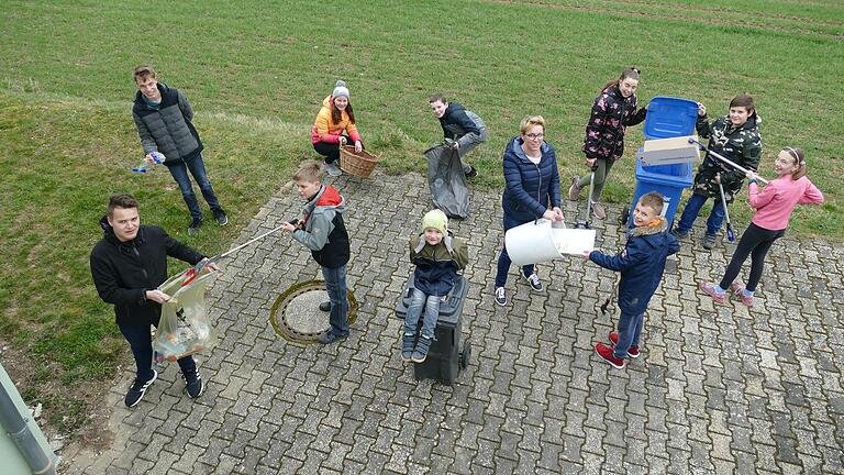 Die 15 jungen Teilnehmer der Aktion 'Picobello' stießen bei ihrer Müllsammelaktion auf kuriose Fundstücke, die man so nicht erwartet hätte. Organisiert wurde die Aktion von Ortsvorsteherin Nicole König.