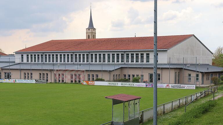 Die großen Ziegeldachflächen der Karl-Knauf-Halle will die Stadt Iphofen nutzen, um sie komplett mit Solarmodulen zu belegen. Die großen Ziegeldachflächen der Karl-Knauf-Halle will die Stadt Iphofen nutzen, um sie komplett mit Solarmodulen zu belegen.