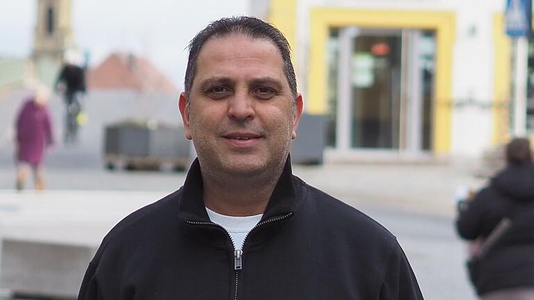 Auch als Arbeitgeber findet Metin Hasanoglu, dass die Last nicht auf die Arbeitnehmerinnen und Arbeitnehmer gelegt werden sollte. Auch als Arbeitgeber findet Metin Hasanoglu, dass die Last nicht auf die Arbeitnehmerinnen und Arbeitnehmer gelegt werden sollte. 