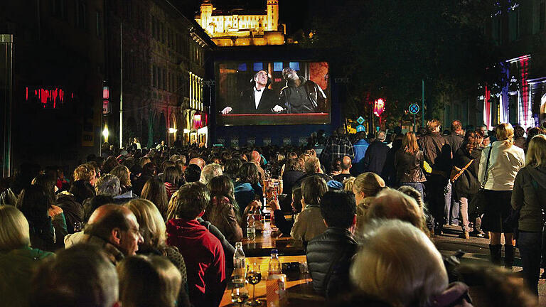 Nachts in der Neubaustraße: Das Open-Air-Kino von Unicafé, Hotel-Rebstock, Lammbock und Cinemaxx war der große Magnet abseits des Zentrums. Nachts in der Neubaustraße: Das Open-Air-Kino von Unicafé, Hotel-Rebstock, Lammbock und Cinemaxx war der große Magnet abseits des Zentrums.